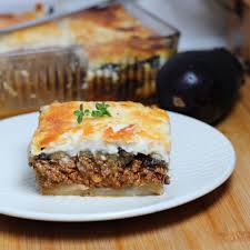 Musaca de vită cu vinete și salata verde