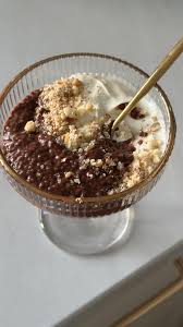 Iaurt cu seminte de chia, cacao si unt de arahide