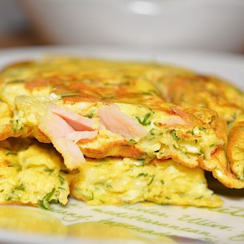 Sendvis din omleta cu sunca si cascaval