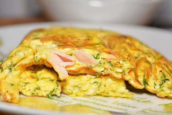 Sendvis din omleta cu sunca si cascaval