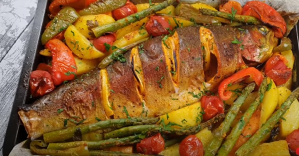 Păstrăv la cuptor cu paste spelta cu smanatana, sparanghel si ceapa verde